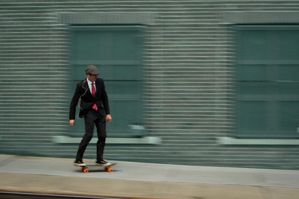 Agilität - Symbolbild Mann auf Skateboard